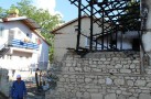 Yanan ev tehlike saçıyor