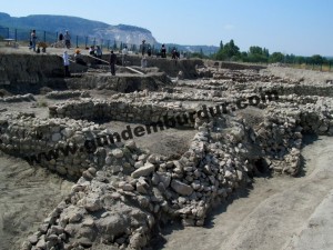 1-bur-hacılar büyük höyükte savunma sistemleri (7)