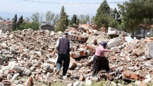 1-bur-inşaat molozunda geçim telaşı (3)