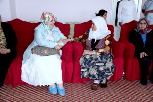 1-bur-vali yılmaz ve eşi huzurevi sakinlerinleriyle vedalaştı (3)