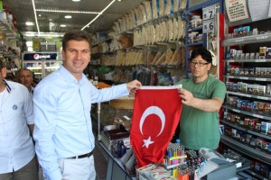 bur-Başkan Ercengiz bayrak dağıttı (1)