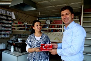 bur-Başkan Ercengiz bayrak dağıttı (2)