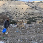 bur-öğrenciler çöplükteki köpekleri besledi (12)