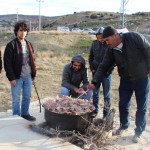 bur-öğrenciler çöplükteki köpekleri besledi (17)