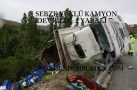 SEBZE YÜKLÜ KAMYON DEVRİLDİ: 2 YARALI