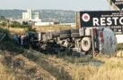 ŞARAMPOLE DEVRİLEN TANKERİN SÜRÜCÜSÜ YARALANDI