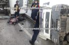 KAMYON DEVRİLDİ SÜRÜCÜ YARALANDI