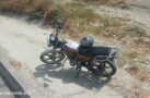 ARKA LASTİĞİ PATLAYAN MOTOSİKLET DEVRİLDİ 2 YARALI