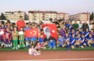 MİNİK FUTBOLCULAR KUPA VE MADALYALARINI ALDI