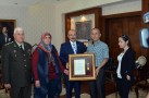 ŞEHİT POLİSİN AİLESİNE DEVLET ÖVÜNÇ BERATI VE MADALYASI