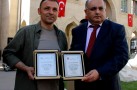 KARİKATÜR YARIŞMASINDA DERECEYE GİRENLERE ÖDÜLLERİ VERİLDİ